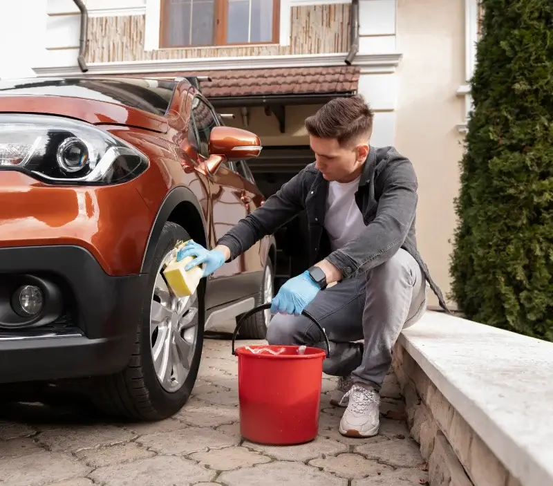 Lavage auto à domicile Viterbe : professionnel intervenant sur un véhicule